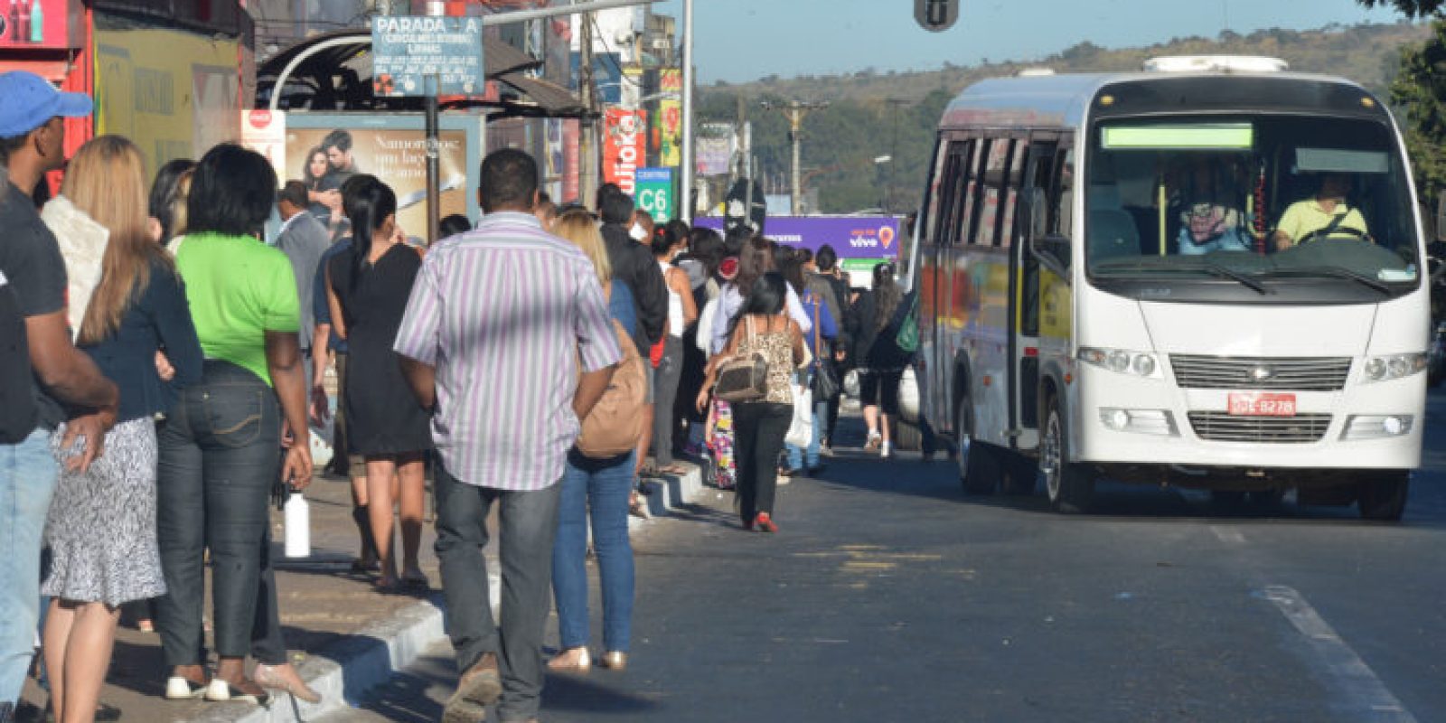 Mais de um milhão de pessoas continuam sem ônibus no Distrito Federal pelo segundo dia consecutivo. A população usa transporte alternativo e o trânsito fica complicado com mais carros nas vias (José Cruz/Agência Brasil)