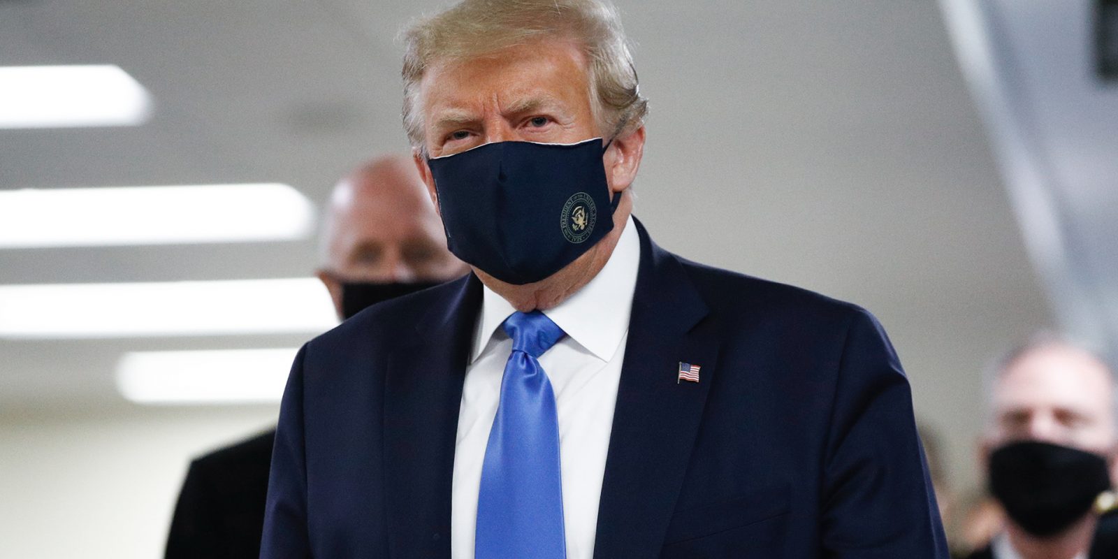 Pres.-Trump-wearing-a-mask