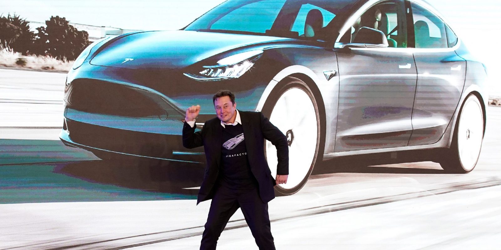 Tesla Inc CEO Elon Musk dances onstage during a delivery event for Tesla China-made Model 3 cars in Shanghai, China January 7, 2020. REUTERS/Aly Song - RC2WAE9ZIWMO