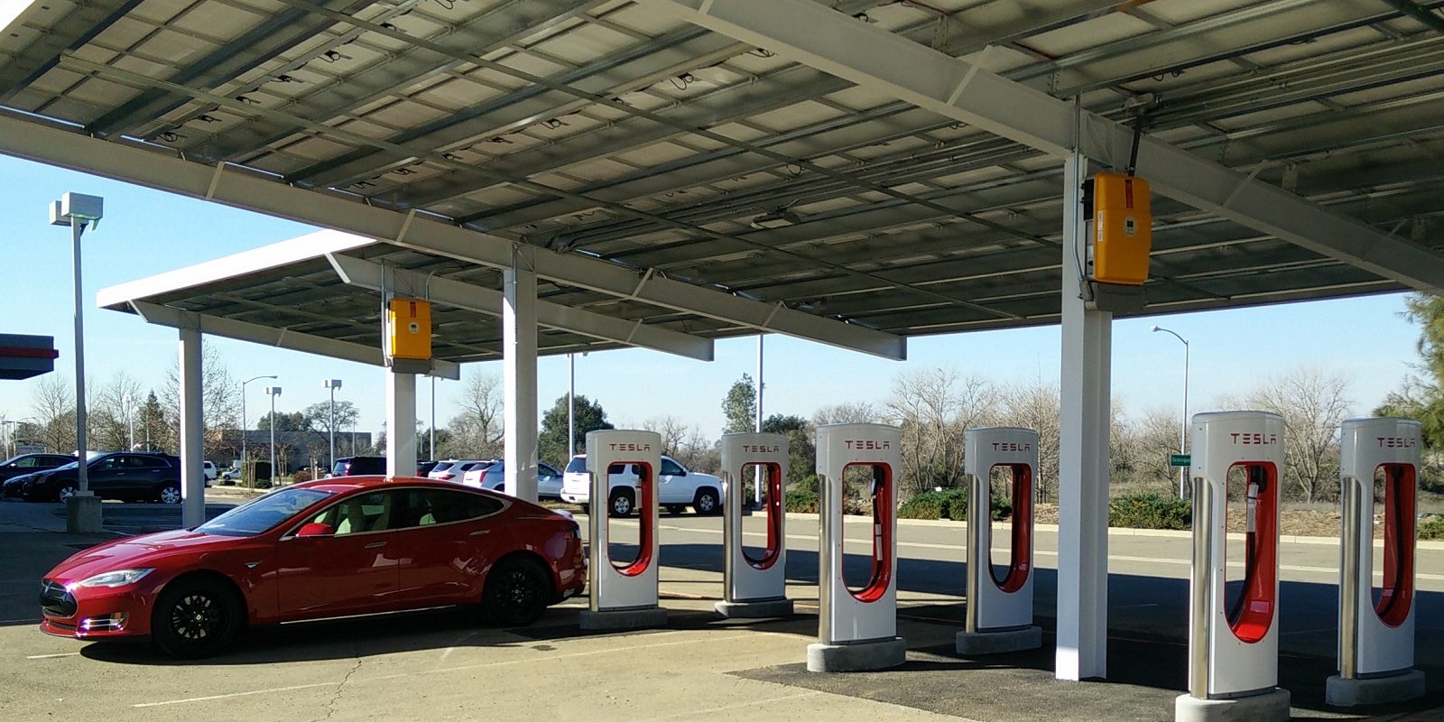 tesla-supercharger-site-with-photovoltaic-solar-panels-rocklin-california-feb-2015_100501645_h