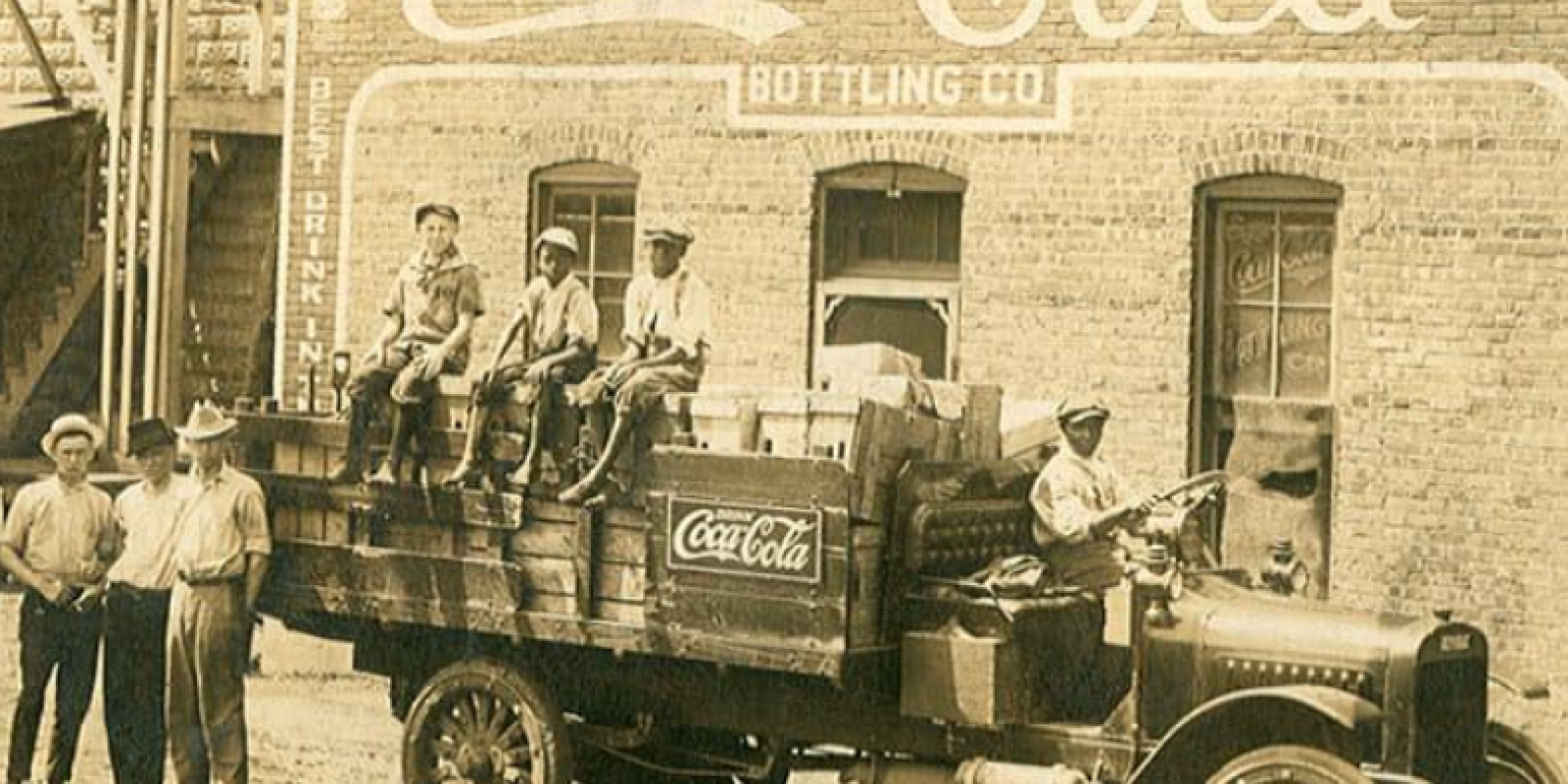 trabajadores-de-una-embotelladora-de-coca-cola-en-el-ano-1900_e9dc8a3c_788x612